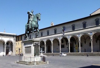 Estátua na Piazza della Santissima Annunziata em Florença