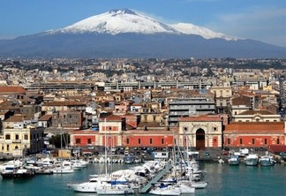 CATANIA 17/03/2009: Uno scorcio del porto di Catania dominata dall’Etna