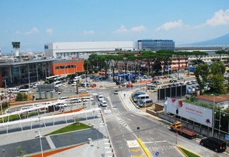 Vista do aeroporto de Nápoles