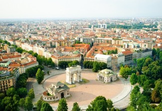 Vista de praça e região em Milão