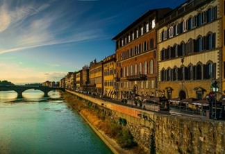 Construções à beira do rio Arno em Florença