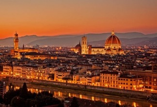 Vista da cidade de Florença iluminada ao anoitecer
