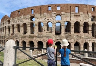 Crianças observando o Coliseu de Roma
