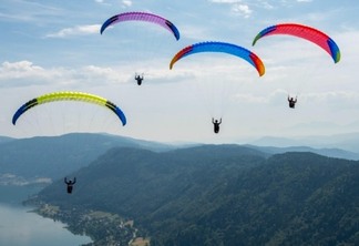 Pessoas voando de parapente na região de Cinque Terre