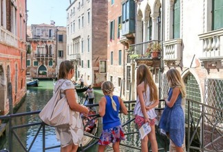 Crianças observando o canal de Veneza