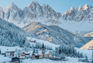 Dolomitas nos Alpes Italianos no inverno