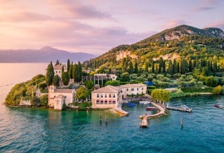 Paisagem de montanhas e Lago de Garda em Verona na Itália