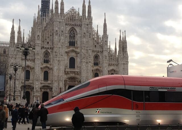 Trem passando por Milão na Itália
