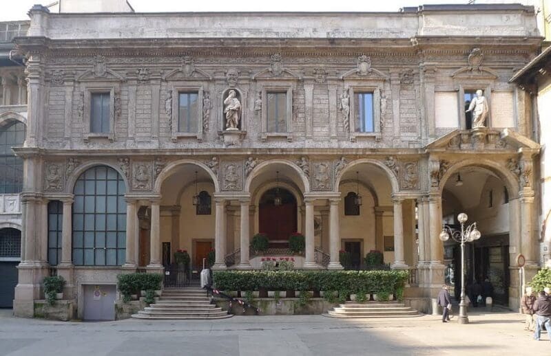 Palazzo delle Scuole Palatine na Piazza Mercanti em Milão 