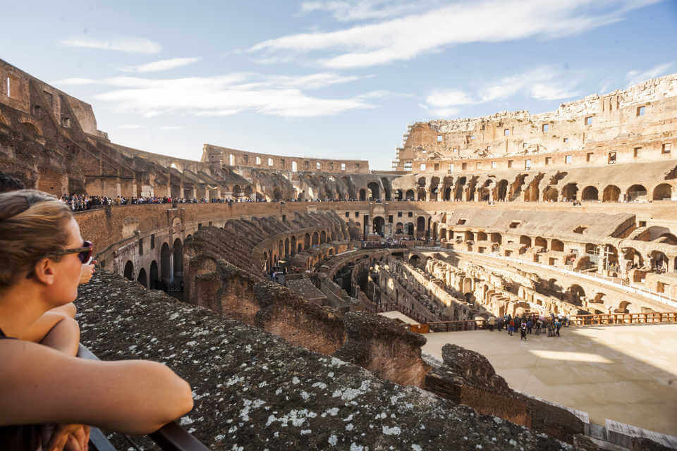 Turistas visitando o Coliseu de Roma na Itália