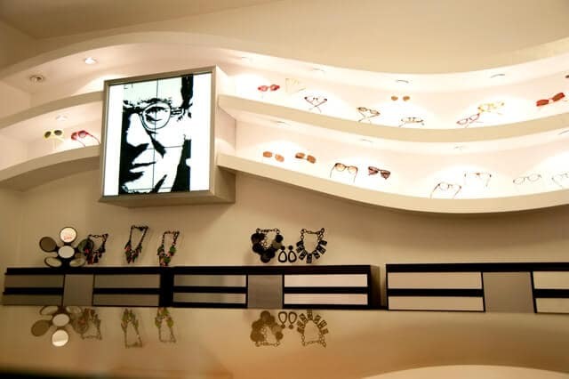  Comprar óculos escuros na loja Mondello Óttica em Roma