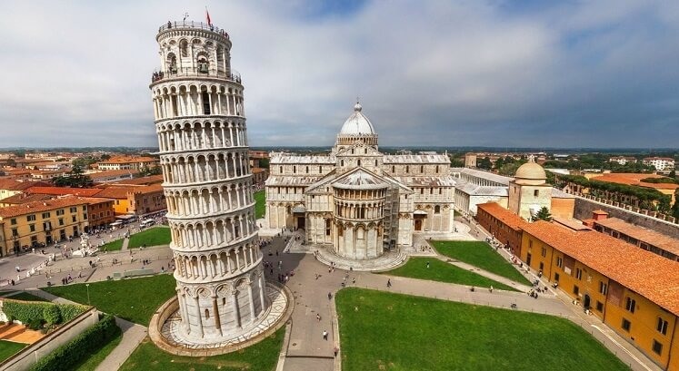 Praça dos Milagres no centro histórico de Pisa