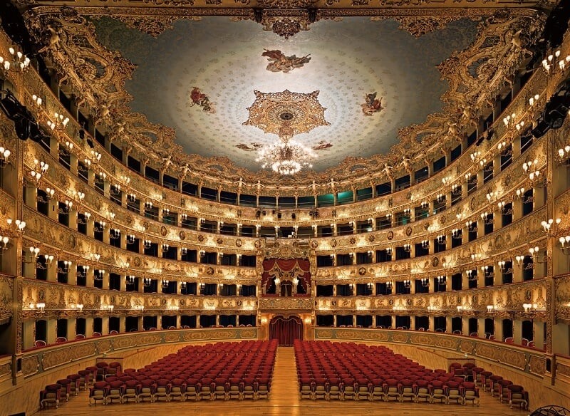 Interior do Teatro La Fenice em Veneza na Itália