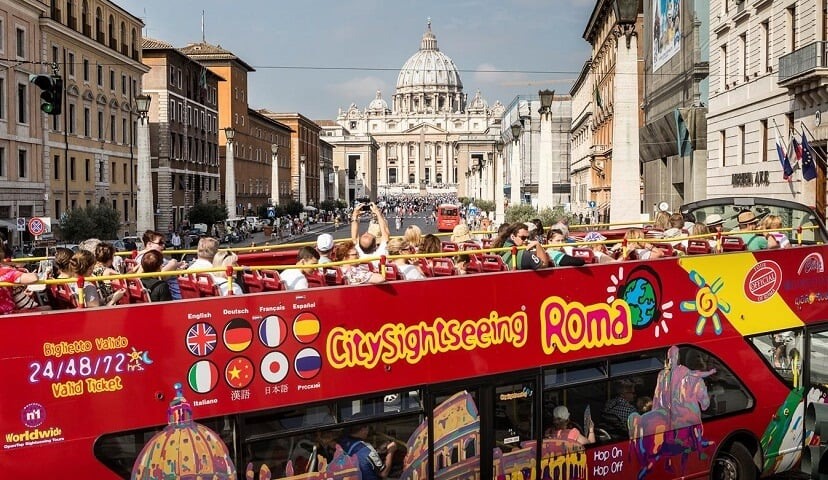Ônibus turístico passando pelo Vaticano em Roma