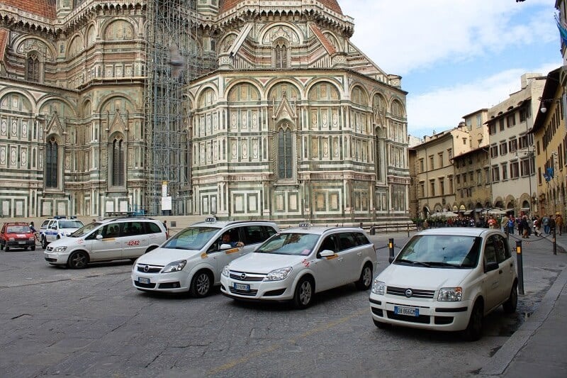 Carros paradas no Piazza Duomo em Florença na Itália