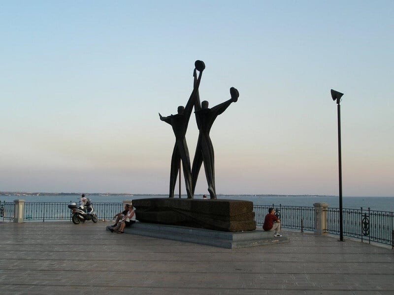 Monumento na Corso due Mari na cidade nova em Taranto