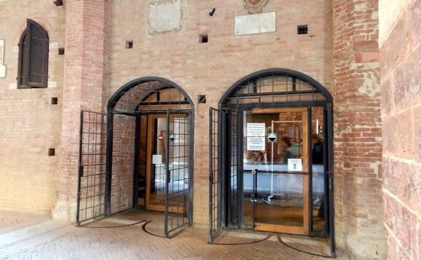 Entrada do Museo Civico em Siena