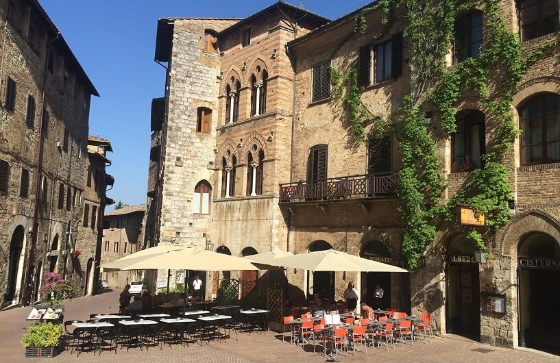 Restaurante na Piazza della Cisterna em San Gimignano