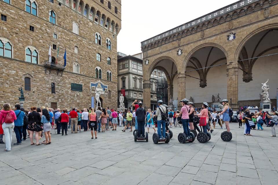Visitantes na Piazza della Signoria em Florença