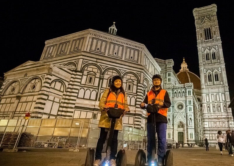 Turistas de Segway na Piazza del Duomo