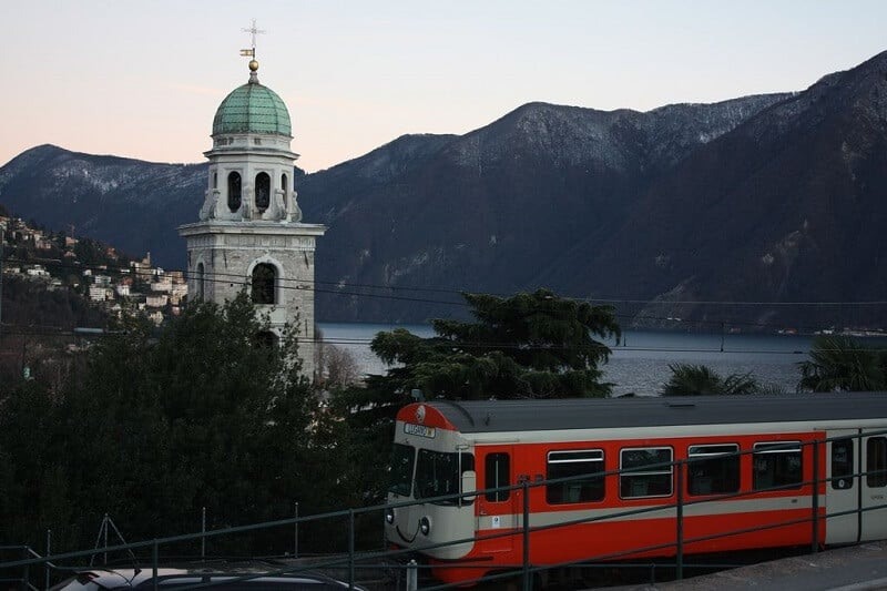 Trem na estação Lugano na Suíça