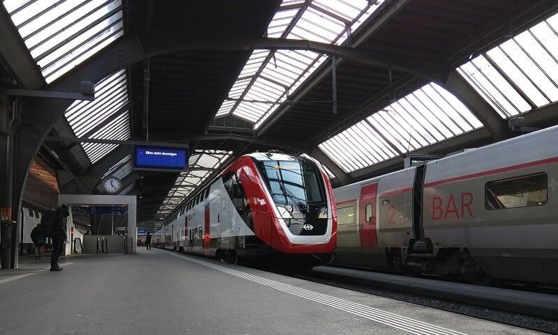 Trem na estação Zurich Hauptbahnhof