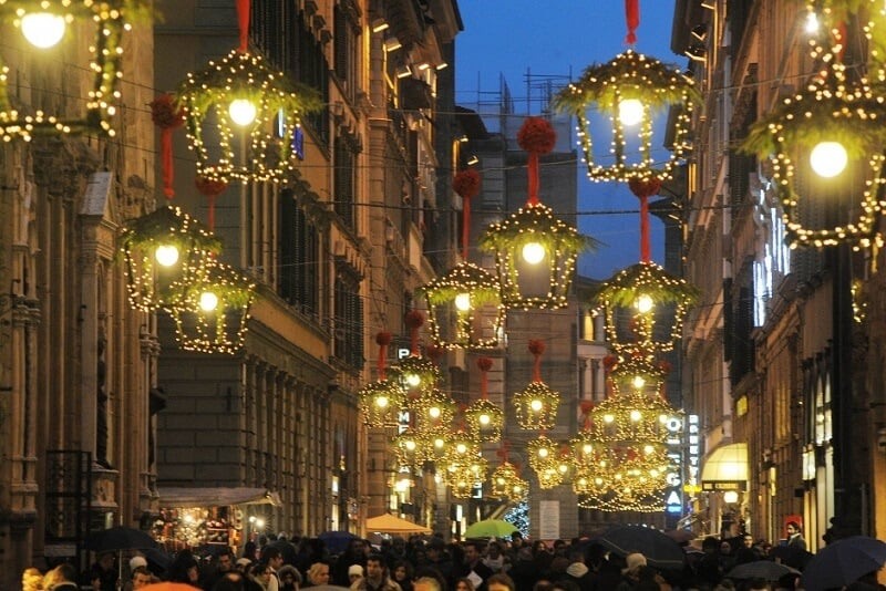 Rua de Florença iluminada para o Natal