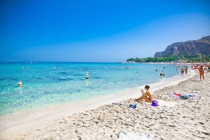 Praia Mondello em Palermo na Sicília