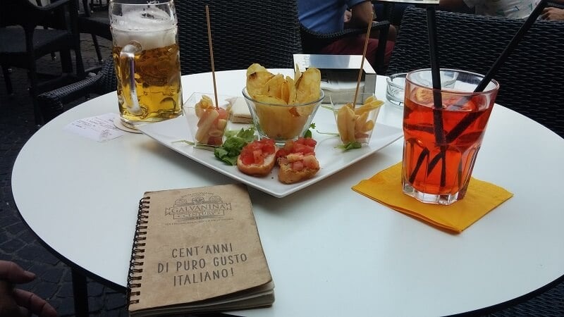 Mesa com aperitivos e bebidas em restaurante italiano