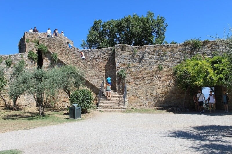 Turistas visitando a Rocca di Montestaffoli em San Gimignano