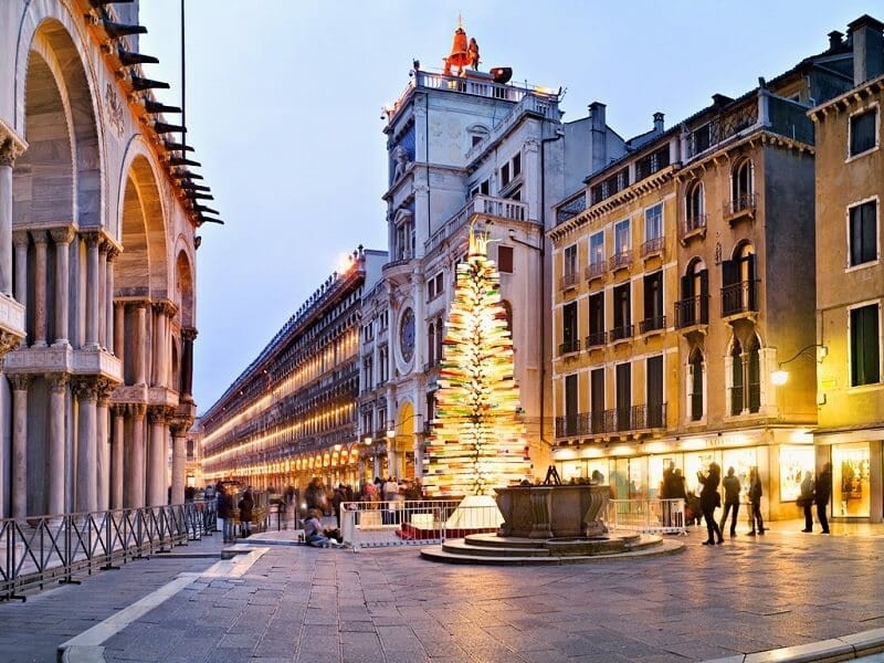 Árvore de Natal feita de vidro em Murano