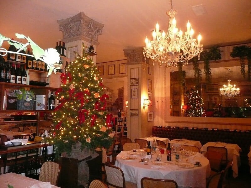 Restaurante em Milão com decoração de Natal