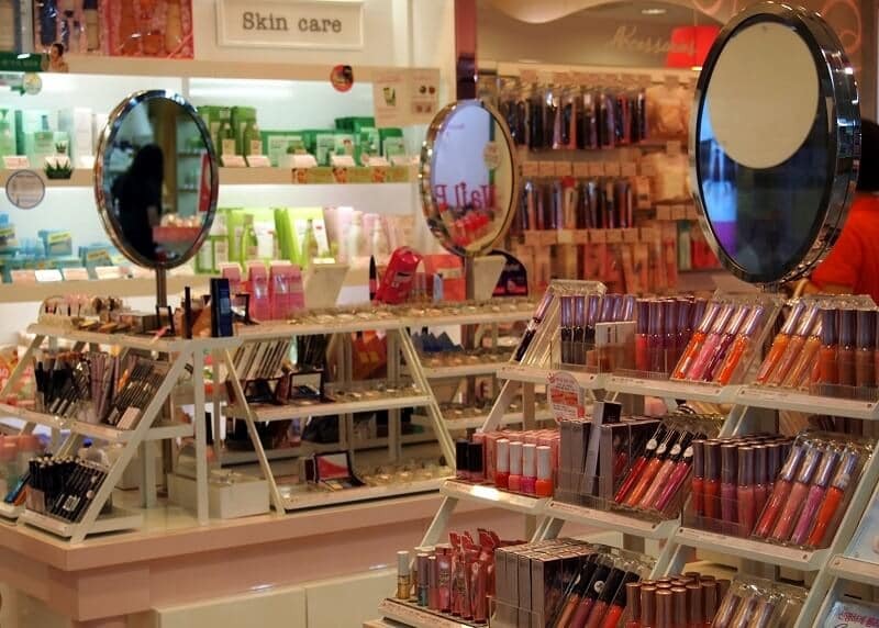 Maquiagens expostas para venda em farmácia