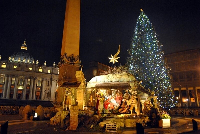 Árvore de Natal e presépios montados no Vaticano