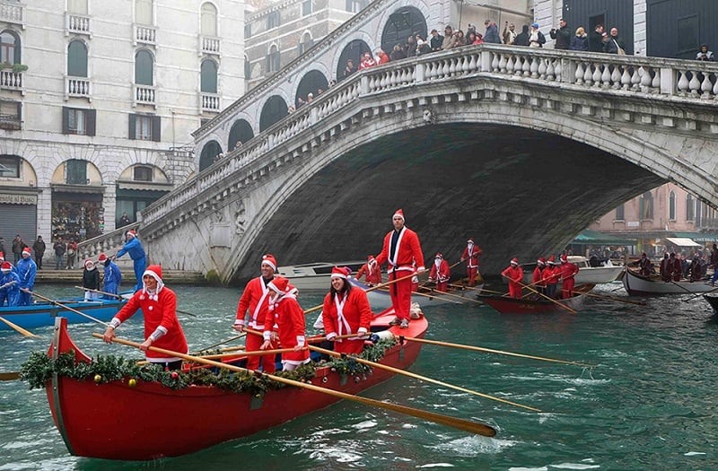 Tradicional corrida de Papais Noéis durante o Natal em Veneza