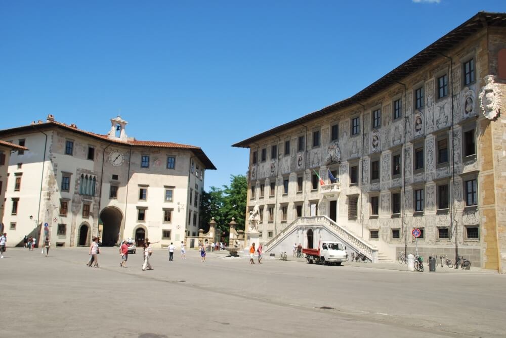 Pessoas passeando pela Piazza dei Cavalieri em Pisa