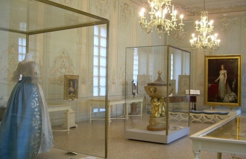 Interior do Museu Glauco Lombardi em Parma