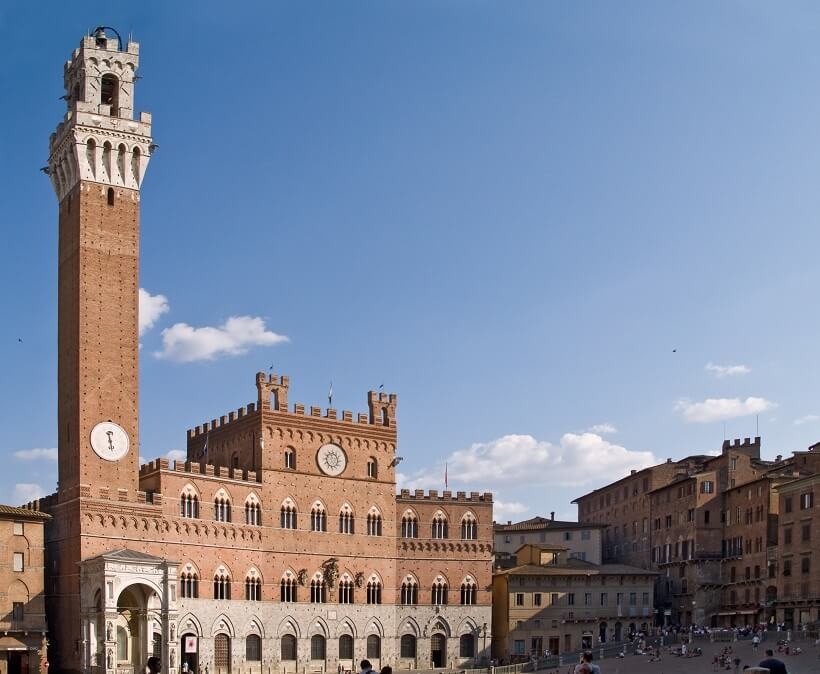 Torre del Mangia vista da Piazza del Campo em Siena