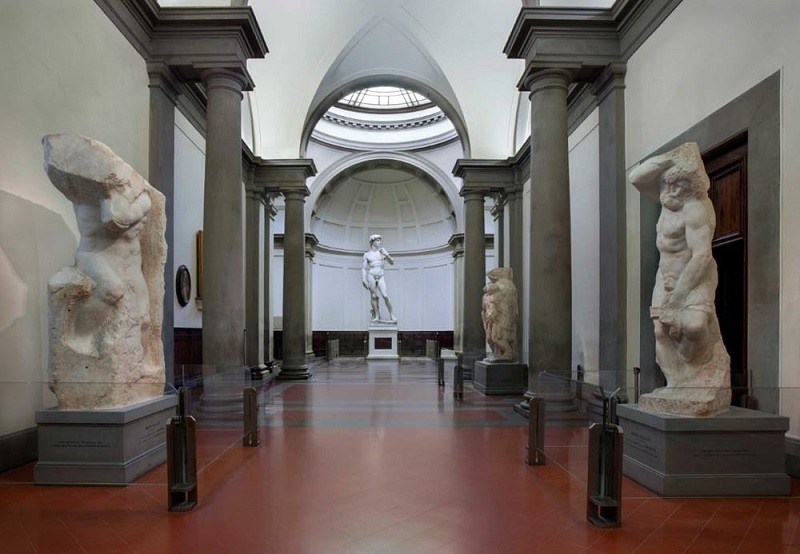Escultura David no interior da Galeria Accademia em Florença