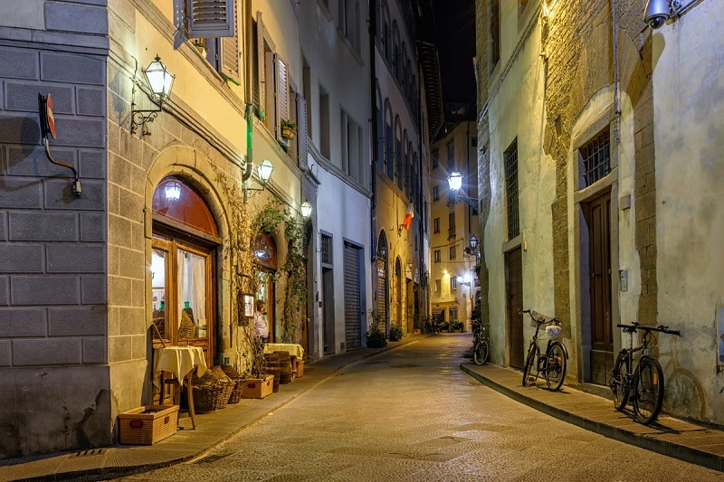 Rua em Florença à noite
