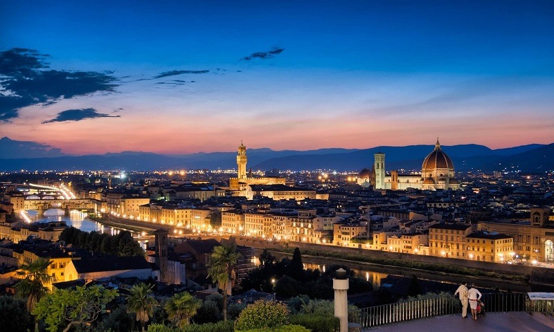 Cidade de Florença iluminada no final da tarde