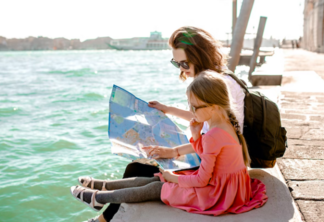 Mãe e criança olhando um mapa em Veneza