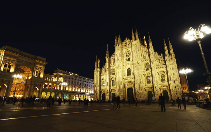 Duomo di Milão iluminada