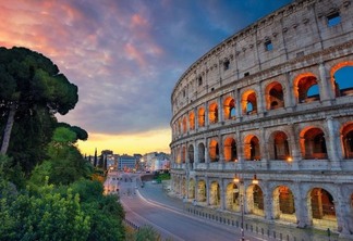 Paisagem do Coliseu de Roma ao entardecer