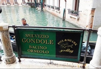Passeio de gôndola em Veneza