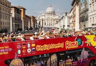 Passeio de ônibus turístico em Roma