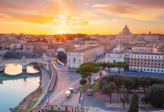 Paisagem do pôr do sol na cidade de Roma