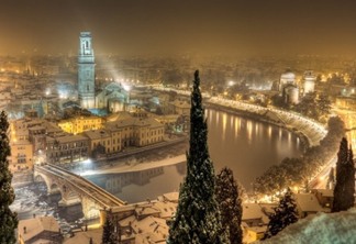Vista de Verona à noite no inverno