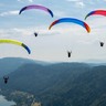 Pessoas voando de parapente na região de Cinque Terre