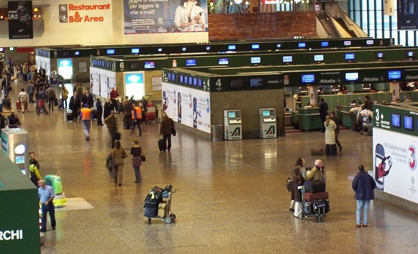 Interior do aeroporto Malpensa em Milão